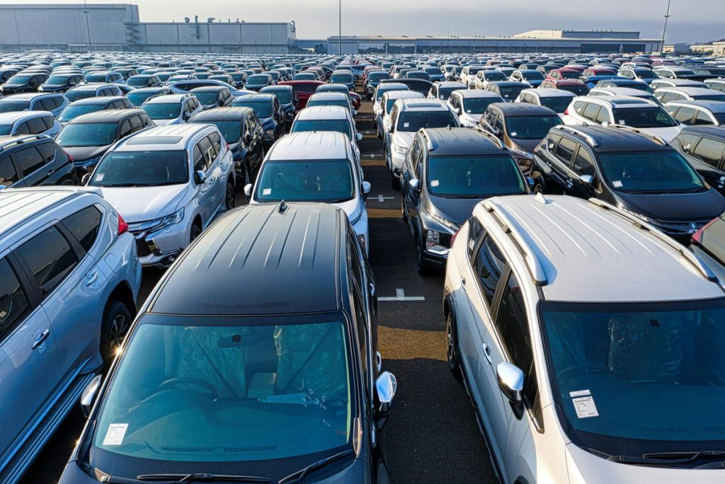 Carros estacionados em pátio